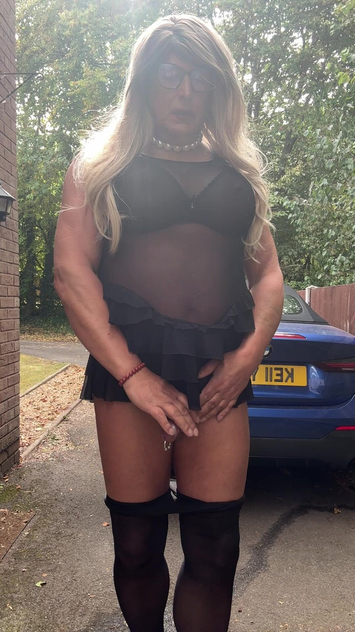 Kellycd2022: La sexy travestita kellycd2022 in calze nere senza cuciture e...