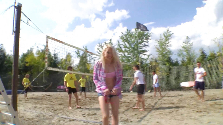 Rocco Siffredi porn: Чарівну повію відтрахали на пірсі багатьма членами