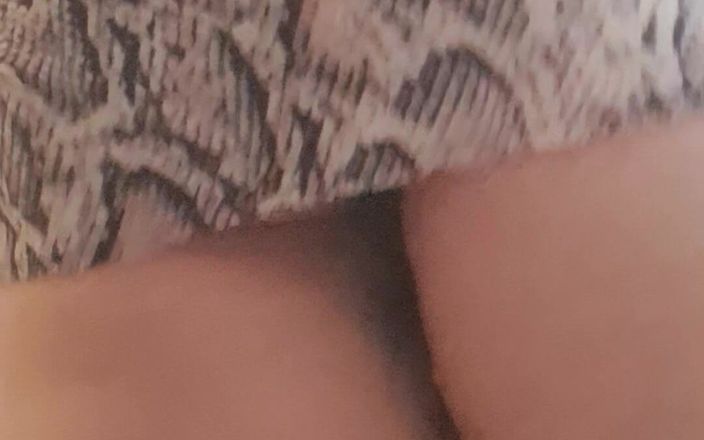 Mommy big hairy pussy: Không có quần lót dưới váy