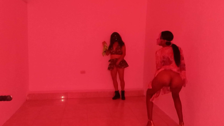 Martin13: Bästa vänner träffas för att göra en sensuell dans som...