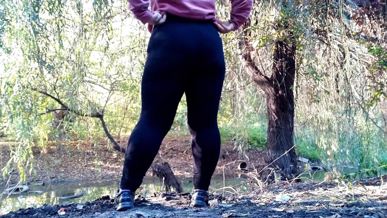 Elena: Curvy MILF in leggings pissing in the park