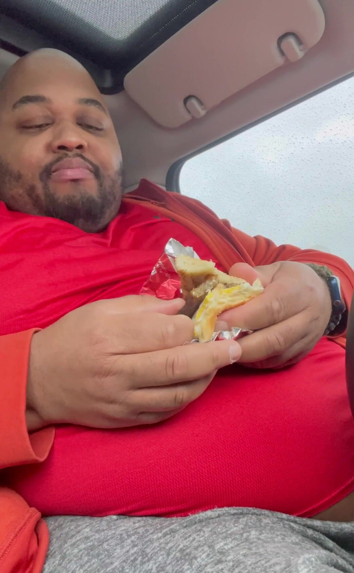 Blkhole420: Sarapan di dalam mobil kecil