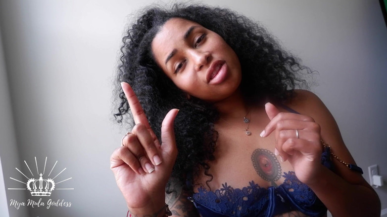 Mya Mula Goddess: Parla con la mano medio simbolo del perdente