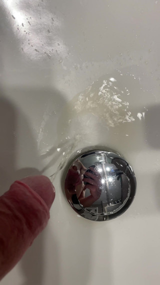 Andrewlvrx: Pee Hot Shower