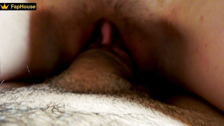 Alina Rai: 털이 무성한 보지를 가진 의붓딸의 털이 무성한 자지 위에 앉아