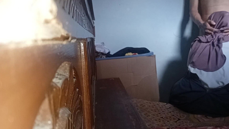 Famly sex: Soțul meu vitreg stătea în camera cumnatei mele.