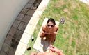 April Bigass: 家の外のパティオで日光浴をしながらゴールデンシャワーを浴びる!!