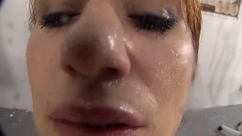 Porn XN: Nathaly Cherie straft Gina Devine door een seksspeeltje in haar...