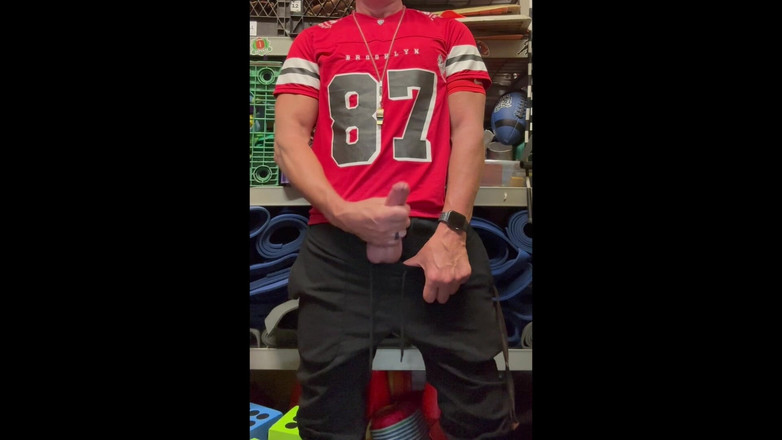 JockDad87: Jockdad87 menyemburkan banyak ke dalam jersinya dengan nombor 87.