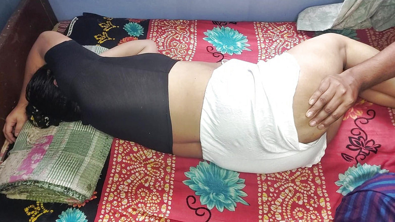 Maishaqueen: Chị kế lớn tuổi của tôi đang nghỉ ngơi và tôi đụ...