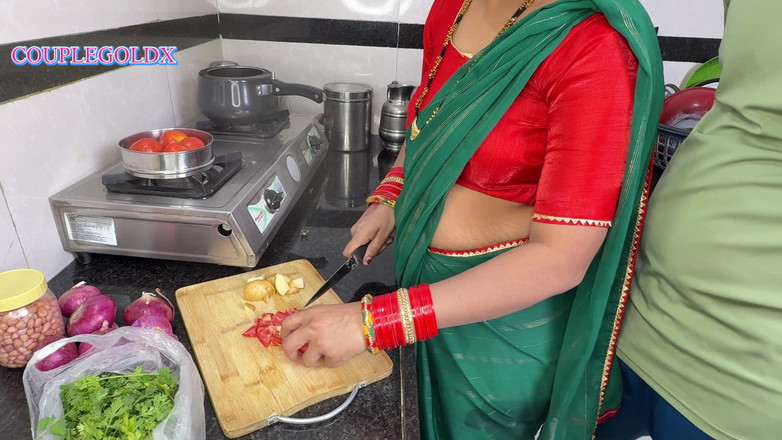 Sexy Komal: コマルの結婚式の2日目の夜、彼女の義理の兄がキッチンでヒチャディを調理しました