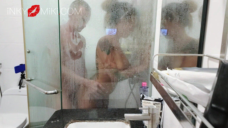 Inky Miki: Futută într-un duș la motel și aproape că a spart sticla