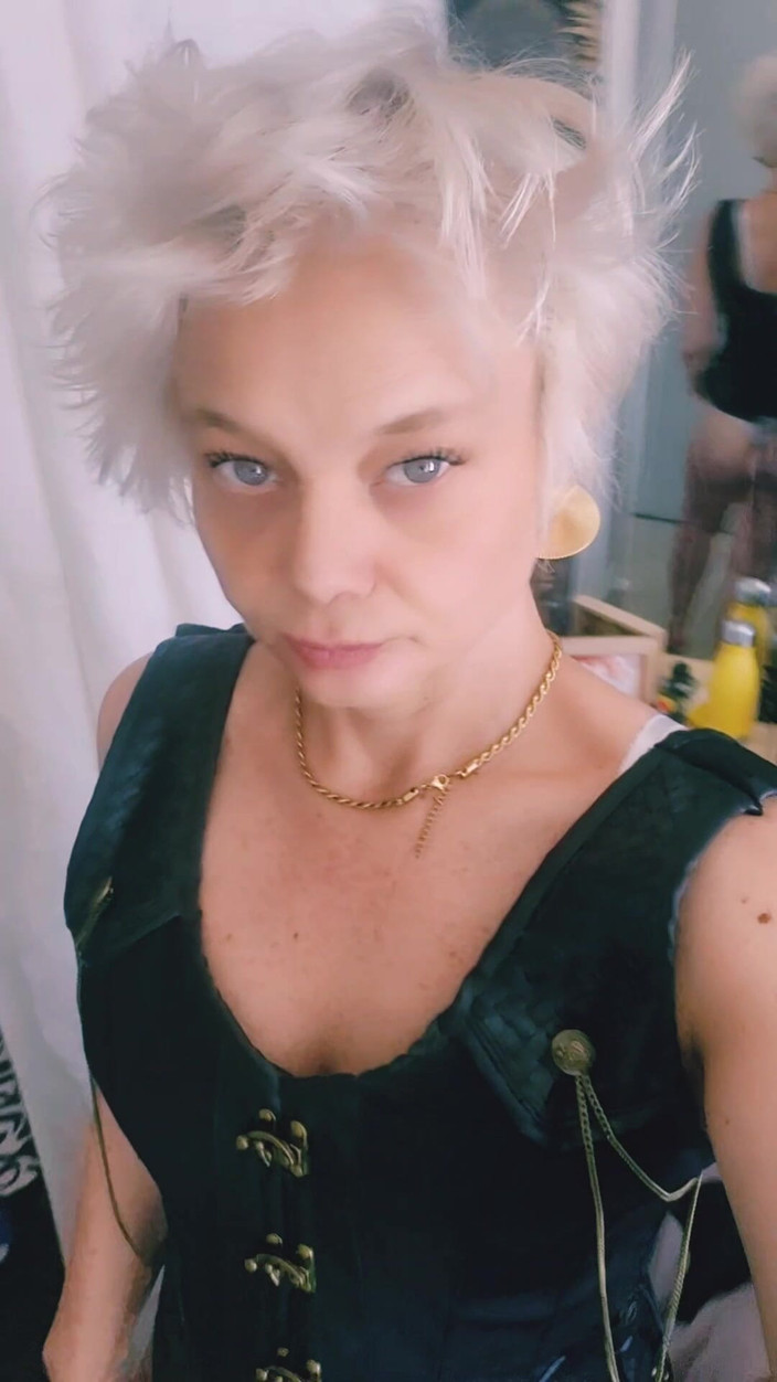 Sofy13: Kamu suka sama baju baruku nggak? Bergabunglah denganku untuk melepasnya!