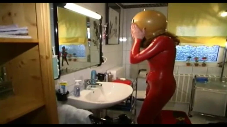 Absolute BDSM films - The original: Sclavă sexuală în rochie din latex și o mască grotescă așteaptă o...