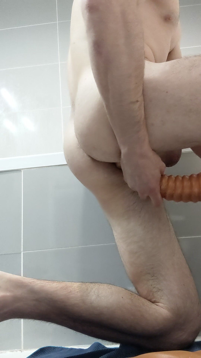 Mike Bi: Eu escondo um dildo enorme no meu cu