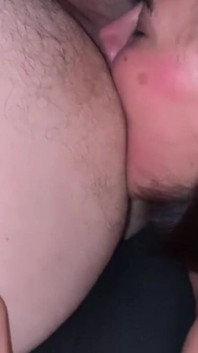 Léchage de cul en POV ! Gros plan coquin d’un léchage de cul sexy