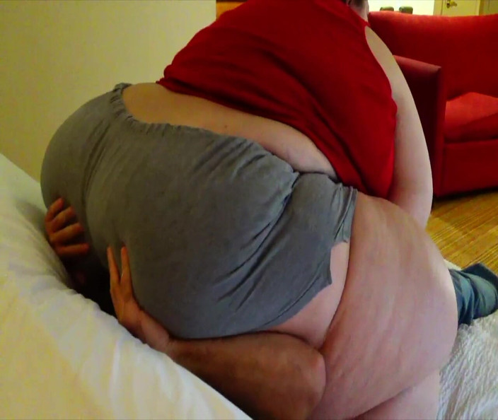 Full Weight Productions: Drottning Nora ansiktssitter, rumpa tappar och trampar Caesar