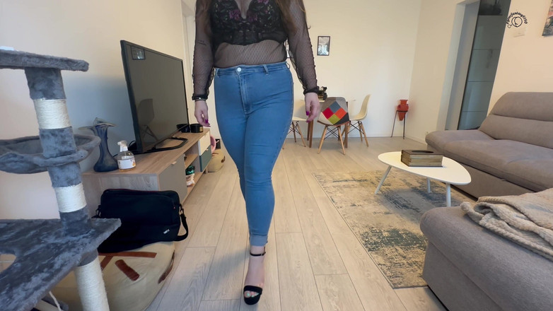 Your fantasy studio: ハイヒールとジーンズでおならをしながら歩き回る