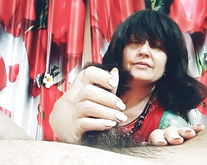 Bolly Karma: Мужчина засовывает весь свой хуй в этот премиум рот шлюшки