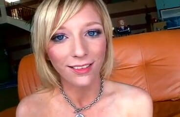 CBD Media Interracial: Una piccola babysitter bionda con i capezzoli rosa si fa...