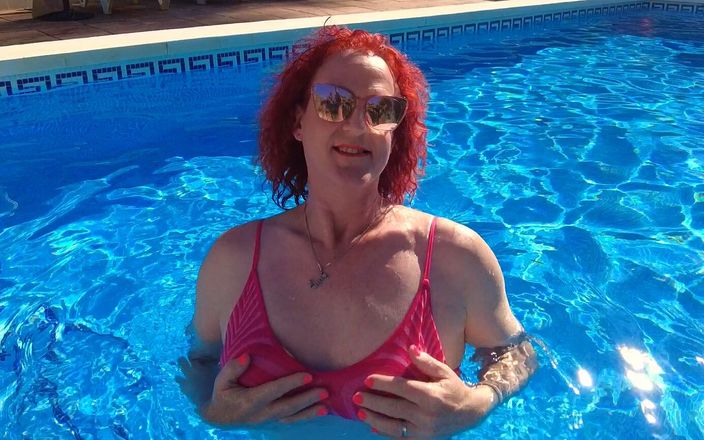 Mistress Jodie May: बस मैं, बिकनी में, स्पेन में छुट्टी पर पूल में छींटे मारना