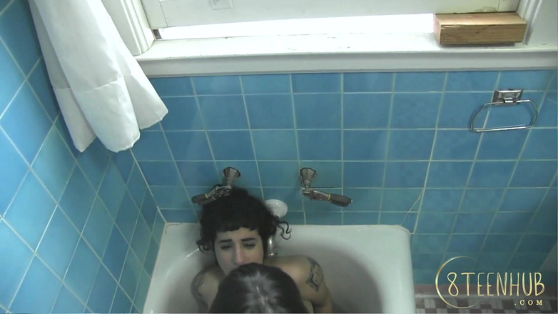 8TeenHub: 8teenhub - सैंडी बॉटम्स और अरबी raphael बाथटब में उतरती हैं