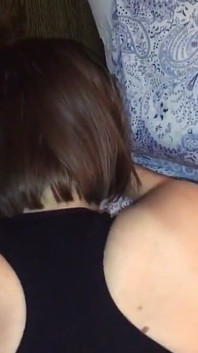 Une cougar mature lui demande de remplir son cul et il le fait.