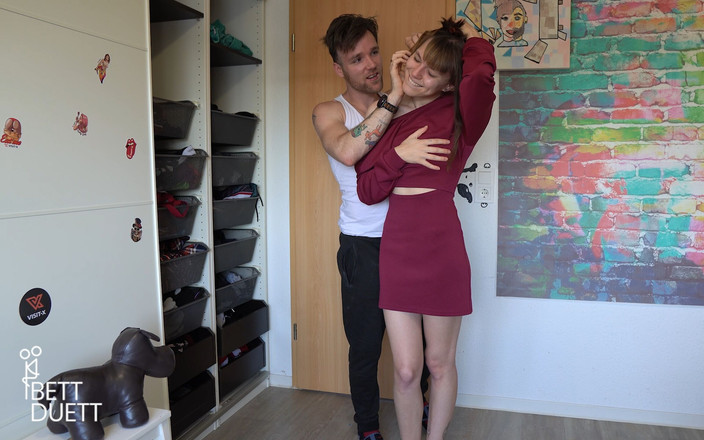 BettDuett: Flickvänner blixtlås fast för knull