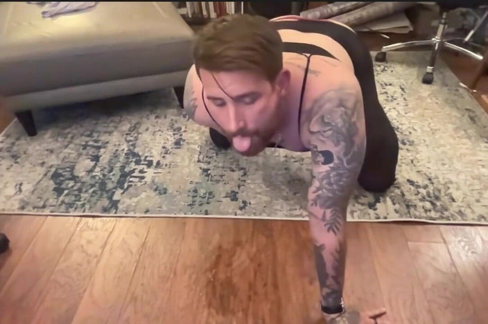 Dirtytrisha: Ciorapi rupți și pișare