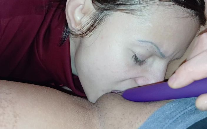 Lesbian-illusion: 彼女は舌で私をマンコの奥深くまで激しくファックし、私はバイブレーターでクリトリスをシコります