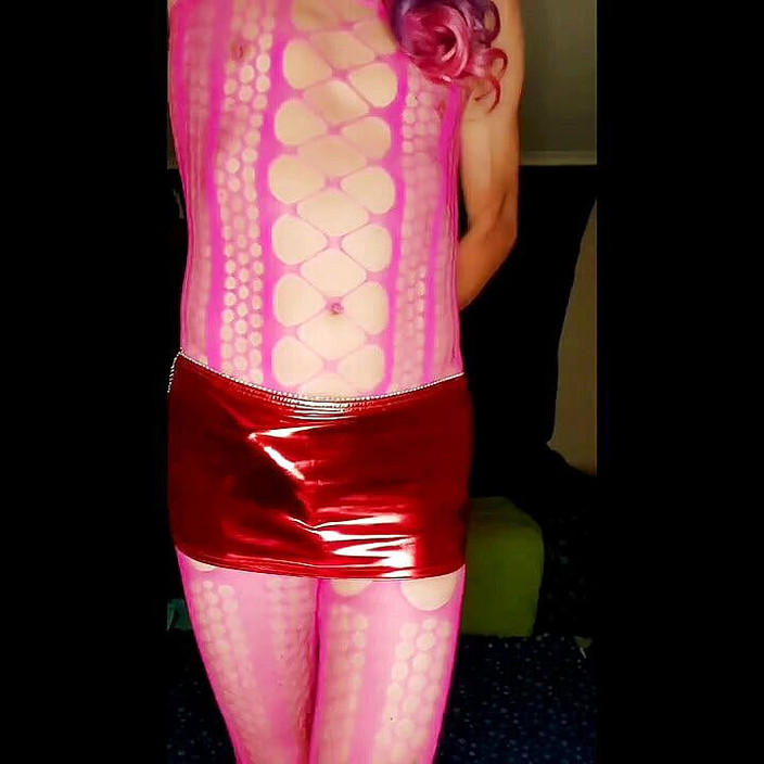 Lizzaali: Růžový oblek a červená mikrosukně