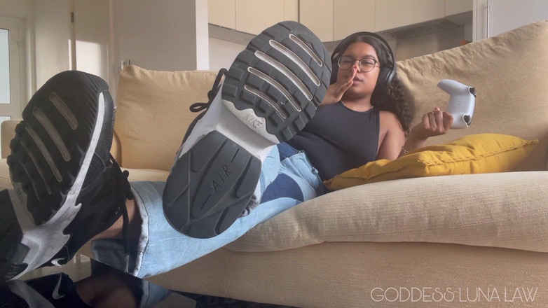 Goddess Luna Law: Wenn ich gewinne, musst du meine schmutzigen trainer lecken