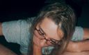 Samantha Flair Official: Bakış açısı gözlüklü kadın karanlıkta sakso çekiyor