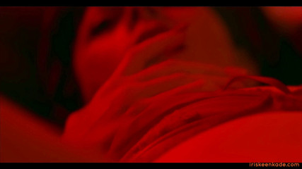 Iris Keenkade: Sensuale in rosso