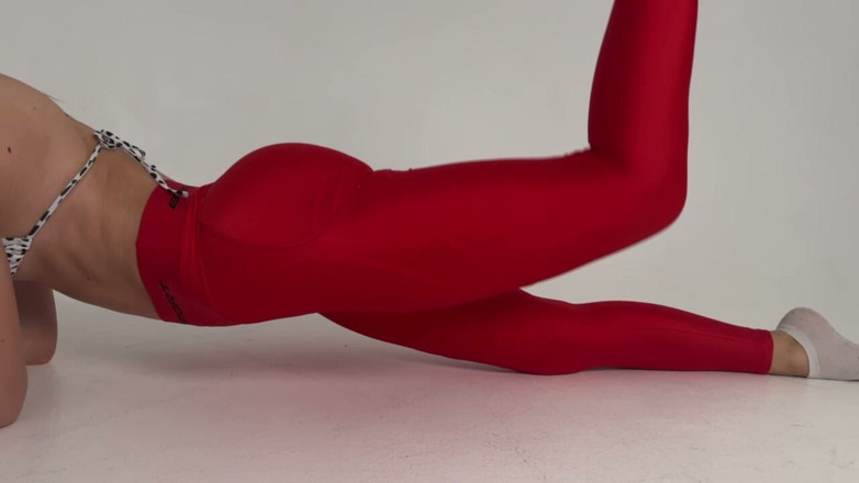 Skinny_lady69: タイトな赤いレギンスヨガ