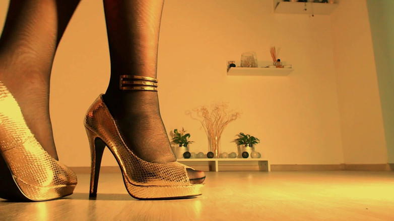 LegsOnHeels: Putting my nylons on before starting teasing