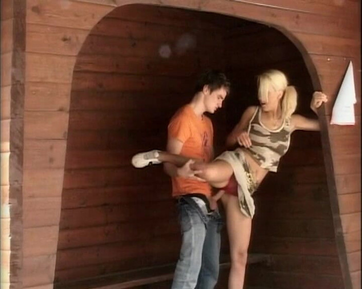 BB video: 彼女の顔に精液を取得するセクシーなブロンドとの恥知らずなセックス