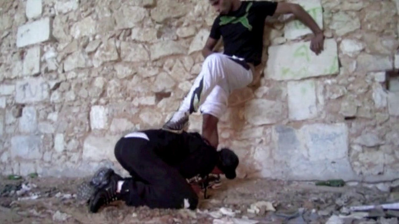 Sneaker gay: 荡妇顺从在户外的流浪汉的脚和脚