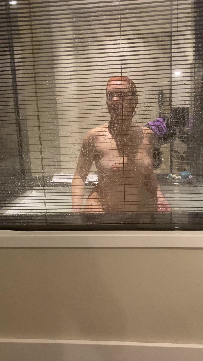 Hairy couple: Cam invisibile nel bagno dell'hotel, guarda la donna rossa incinta...