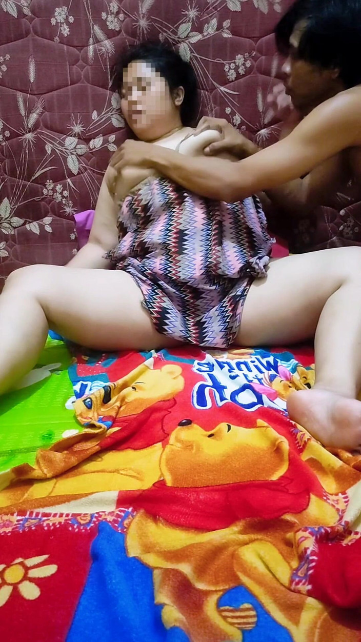 my_wife_chubby: Elle Exhibait Son Corps Sexy. En Portant De La Lingerie....