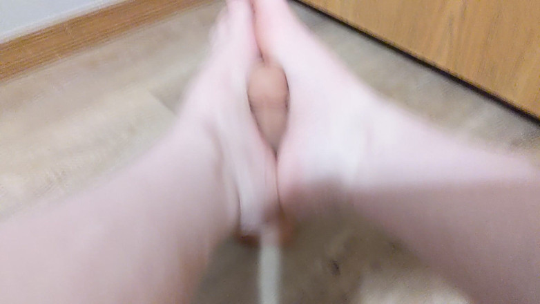 Sin Spice by Sophia Sinclair and Jasper Spice: Дражнить твій член дрочою ногами