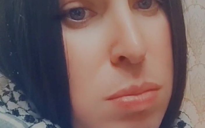 Bonnie Phoenix: Kleine bonnie hat spaß mit ihrem spielzeug