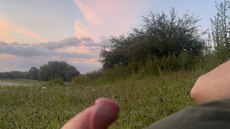 Riskiedik: Playing in the Morning at a Lake