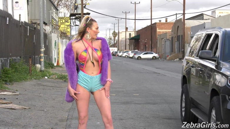 Zebra Girls: Adira Allure, Anne Amari e mini garanhão fazem sexo lésbico...