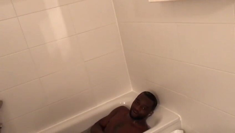 Sjojo Levana: Di bak mandi