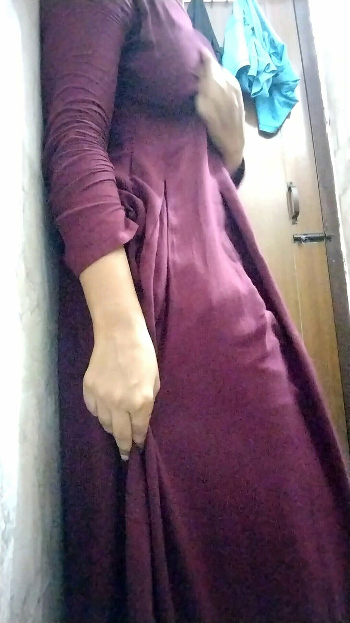 Riyathakur: Calda moglie si cambia i vestiti a casa indiana desi...