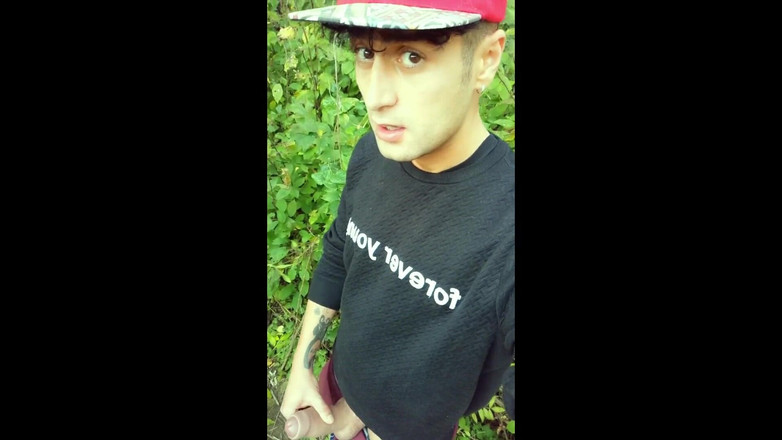 Idmir Sugary: Toucher l'objectif de la caméra avec un gland humide puis...