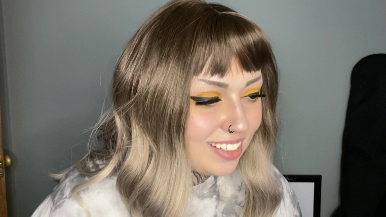 Miss Valentina: Masturbace v posteli vedle manželky