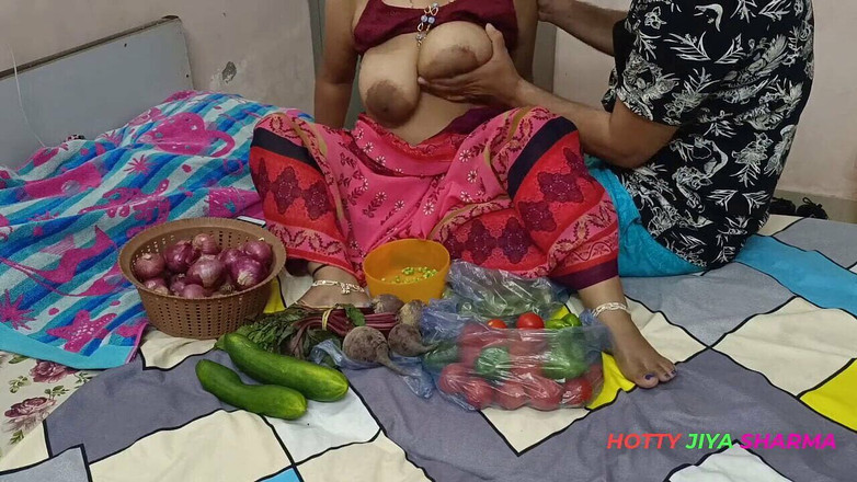 Hotty Jiya Sharmaa: Video rekaman tante seksi india lagi asik jualan sayuran sambil...