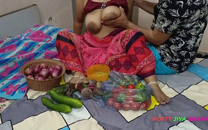 Hotty Jiya Sharmaa: XXX Bhojpuri Bhabhi, mentre vende verdure, mostra i suoi capezzoli...